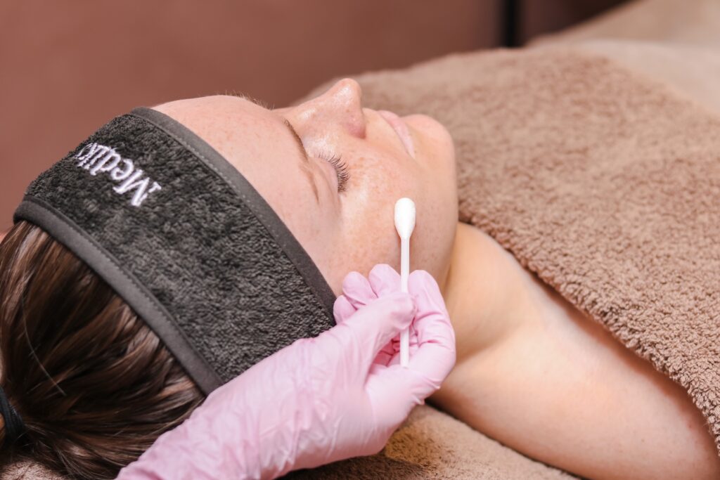 Michelle - Beautique Salon - Facials - Huidverbeterende behandelingen - acne - huidindicaties - 7881 RS Emmer-Compascuum - Medik 8